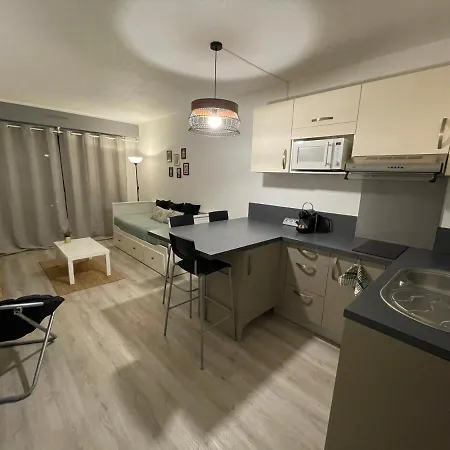 Entre Le Phare De Biarritz Et La D'anglet