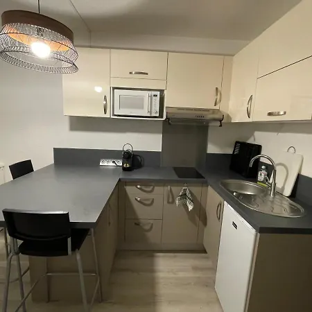 Entre Le Phare De Biarritz Et La D'anglet