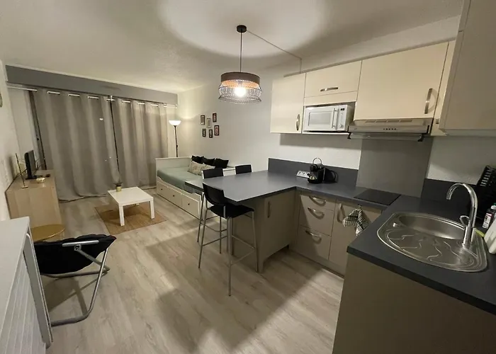 Entre Le Phare De Biarritz Et La D'anglet