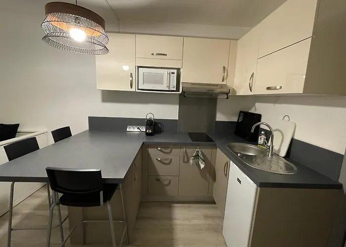 Entre Le Phare De Biarritz Et La D'anglet